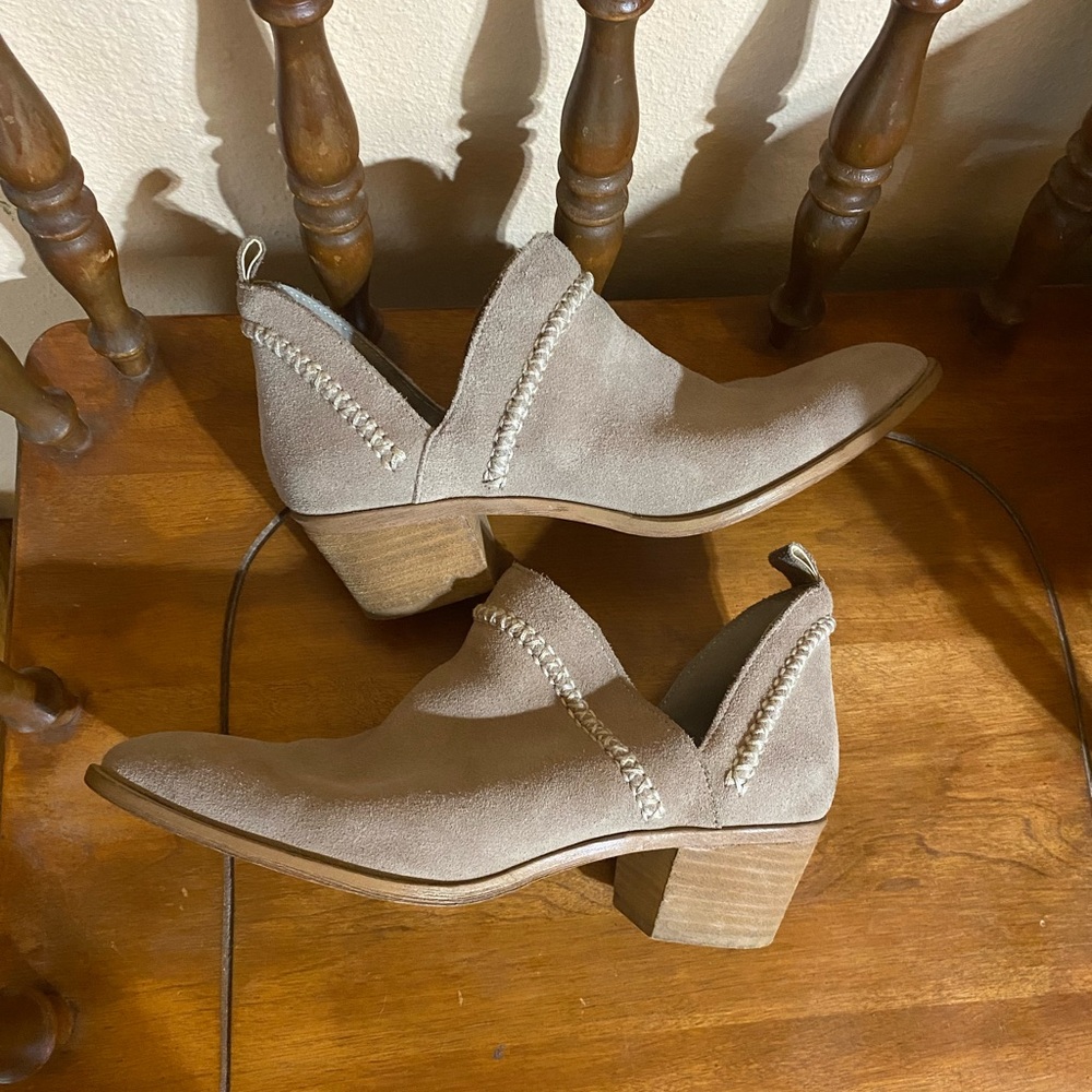 Women’s size 9 suede tan Sole Society Booties